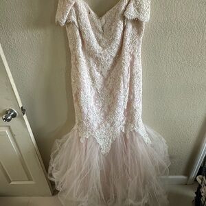 White Sleeveless Sweetheart Bridal Dress